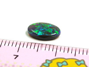 制作前のブラックオパールのルース